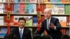 2012年2月17日星期五，中国国家副主席习近平和副总统拜登在加州南门国际研究学习中心接受学生提问.