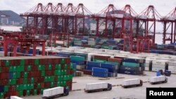 资料照：2020年10月19日，中国上海洋山深水港的集装箱和卡车（路透社）。