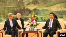 2015年5月17日美国国务卿克里与中国国家主席习近平在北京人民大会堂会谈。（美国之音莉雅拍摄）