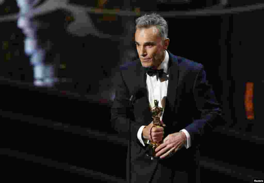 Daniel Day Lewis nhận giải Oscar Nam diễn viên chính xuất sắc nhất cho vai diễn trong phim Lincoln.