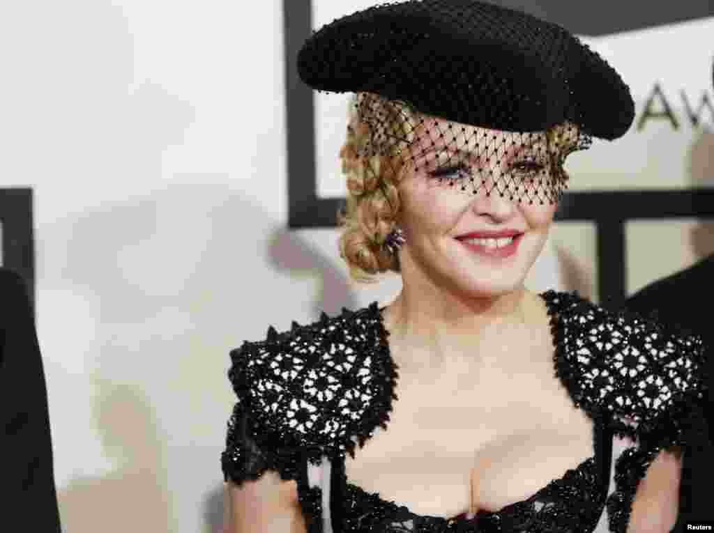 美国歌星麦当娜(Madonna)在洛杉矶参加格莱美奖典礼(2015年2月8日)。 主办格莱美奖的美国录音艺术学院6月14日表示,其评选方式将改为网上投票。