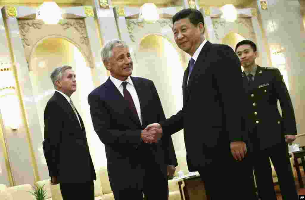 美国防长上次访问中国是在四年前,2014年4月9日美国国防部长哈格尔在北京与中国国家主席习近平会晤。 中国军方安排他在访华的第一天登上中国第一艘航空母舰参观,还称这显示了中国对发展中美军事关系的诚意。据信,哈格尔是第一位参观中国航母的外国贵宾。近年来,尽管美中两军一直宣称希望推动两军关系各层面的交流,但是两军高层交往不多。