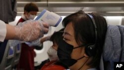 中国国际航空公司的班机2月4日从澳大利亚墨尔本飞回北京，并在降落之前为顾客测量体温。