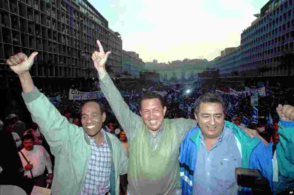 Ông Hugo Chavez (giữa), Aristobulo Izturi (trái) và Pablo Medina tại một cuộc mít tinh ở Caracas, ngày 24/4/1998.