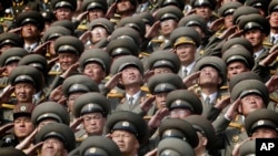 2017年4月15日，平壤举行的阅兵式上，当朝鲜国歌奏响时，朝鲜军人敬礼。