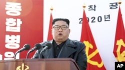 朝鲜领导人金正恩在一家医院动工典礼上讲话(2020年3月17日照片由朝鲜政府提供)