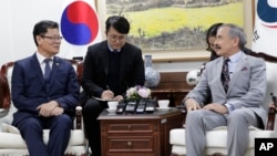 韩国统一部长官金尹哲（左）在首尔会晤美国驻韩大使哈里斯。（2019年4月16日）
