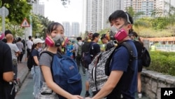 在集会上手拉手的香港示威者。2019年8月5日