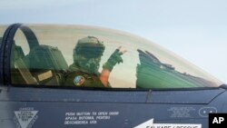 Румунія відкрила один із тренувальних майданчиків F-16 для міжнародних пілотів, включаючи українських. На фото: румунський пілот F-16 на військовій базі Baza 86, 13 листопада 2023. AP Photo/Vadim Ghirda