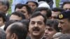 Thủ tướng Pakistan Yousuf Raza Gilani rời khỏi tòa nhà Tòa án Tối cao ở Islamabad, ngày 26/4/2012