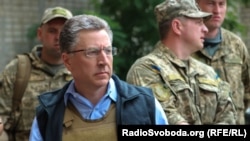 Курт Волкер під час перебування у прифронтовій Авдіївці, 23 липня 2017 року