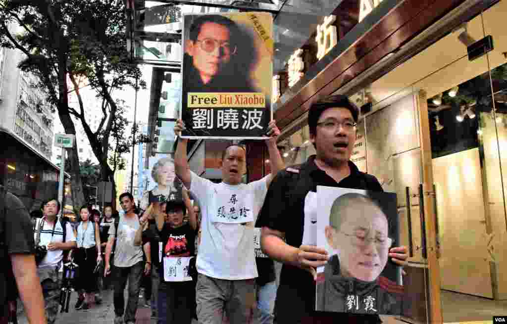 香港支联会6月29日晚上在香港中环终审法院外举行烛光集会,要求北京无条件释放刘晓波。(美国之音汤惠芸拍摄)