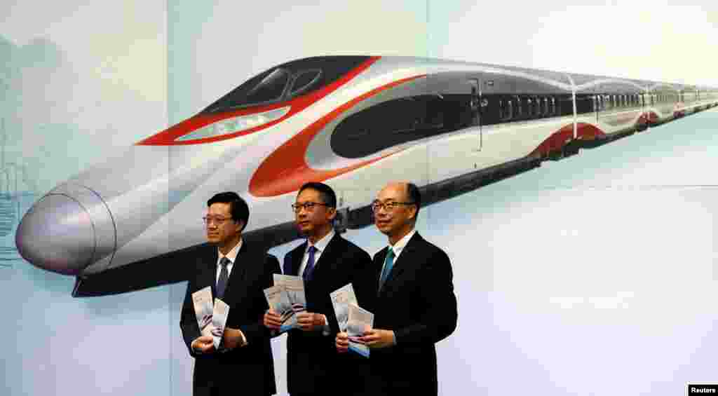 香港负责安全、司法和交通的官员在关于广深港高铁香港段的记者会上(7月25日)。港府行政会议7月25日批准中国内地执法机构在香港腹地高铁西九站“内地口岸区”全面执法的安排,引发民主派强烈反对和亲政府建制派的欢迎。