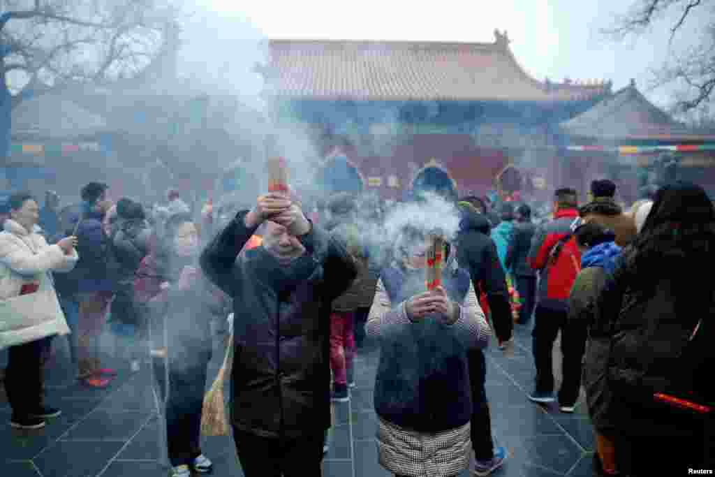 农历新年第一天，人们在北京雍和宫喇嘛庙烧香祈福（2017年1月28日）