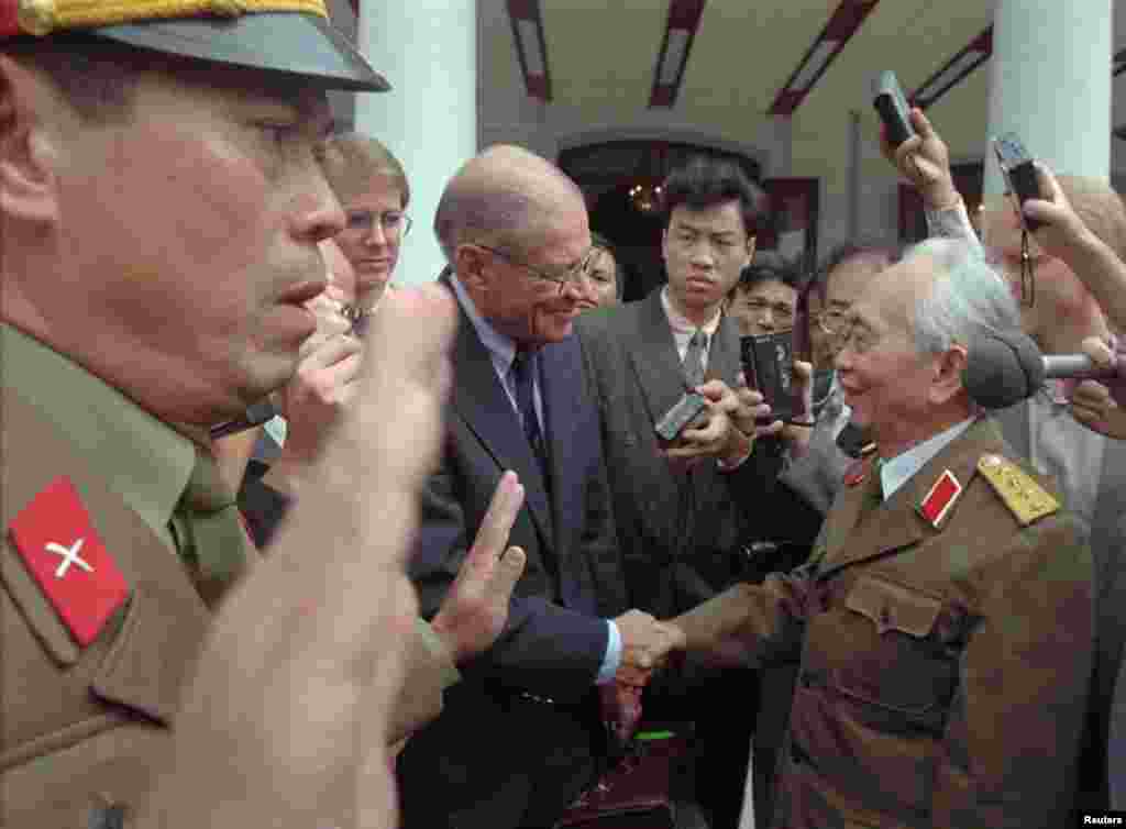 Cựu Bộ trưởng Quốc phòng Mỹ Robert McNamara bắt tay Đại tướng Võ Nguyên Giáp tại Hà Nội, ngày 9/11/1995.