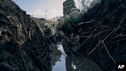 Українські солдати в окопі під обстрілом Росії на лінії фронту поблизу Бахмута, 5 березня 2023. (AP Photo/Libkos, файл)