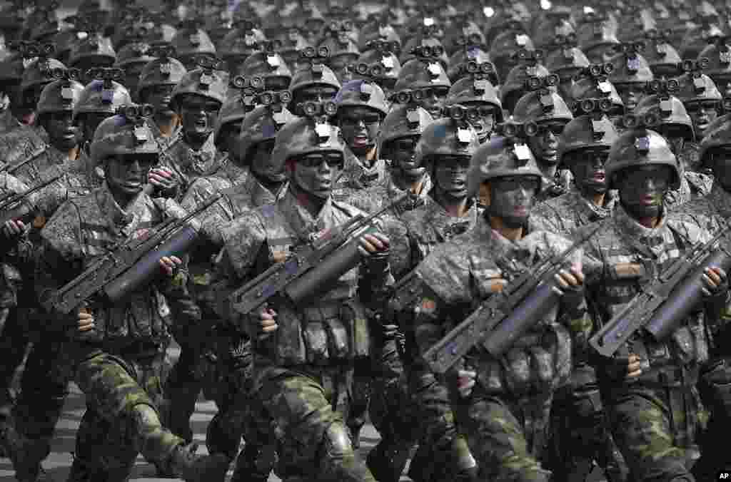 朝鲜首都纪念开国者金日成诞辰105周年的大型阅兵中,突击队正步走过金日成广场(2017年4月15日)