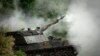 Українські військові ведуть артилерійський вогонь по російських позиціях на лінії фронту поблизу Бахмута в Донецькій області України в суботу, 27 травня 2023 року. Аналітики кажуть, що Москва навчилася на своїх помилках в Україні та вдосконалила зброю та навички. (Фото AP)