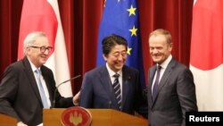 Прем'єр-міністр Японії Сіндзо Абе, президент Європейської комісії Жан Клод Юнкер та голова Європейської ради Дональд Туск