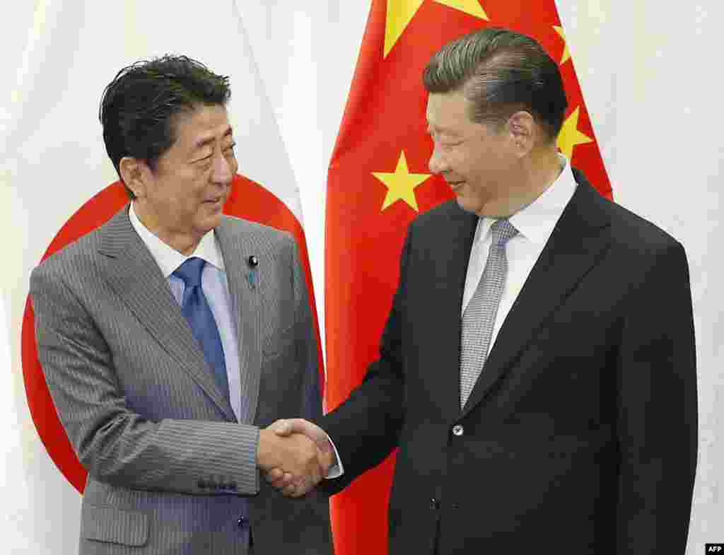 中国国家主席习近平和日本首相安倍晋三在俄罗斯符拉迪沃斯托克举行会晤(2018年9月12日) 。安倍在会晤之后说:“日本和中国的关系正在朝着大改善的方向前进。”习近平在会晤开始时对安倍说,中日关系通过双方的共同努力已经走上正轨,面临重要的改善和发展机会。日本有关官员表示,日中关系改善是因为两国都面临美国政府的压力。华尔街日报报道,美国加征关税的很多中国产品含有日本零件,其中一些是日本公司拥有的工厂制造的,此外,日本钢铝产品也是美国加征关税的对象,日中两国都希望劝说特朗普政府不要加征关税。 