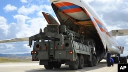 在土耳其安卡拉穆爾特德軍事機場，S-400防空系統的部分軍用車輛和設備正從俄羅斯運輸機上卸載。(2019年7月12日)