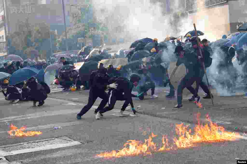 在香港黄大仙,抗议者对警方释放的催泪瓦斯做出反应。(2019年10月1日)