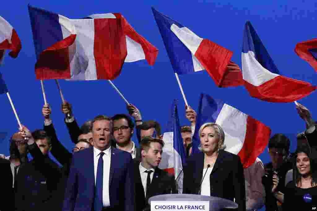勒庞和已经出局的保守派候选人 Nicolas Dupont-Aignan 开会,在会议结束时一起唱法国国歌马赛曲(5月1日)