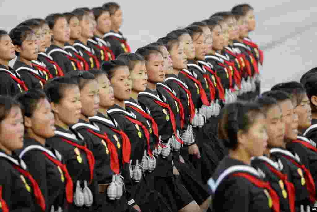 2015年10月10日,朝鲜少女肩上挂着手榴弹模型在平壤游行。平壤曾有多次阅兵或游行。