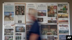 资料照：加州圣安娜的《橙郡纪事报》新闻编辑室展出的该报一些头版页面。(2012年12月27日)