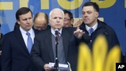 Кріс Мерфі, Джон Маккейн і Олег Тягнибок у Києві 15 грудня 2013р.