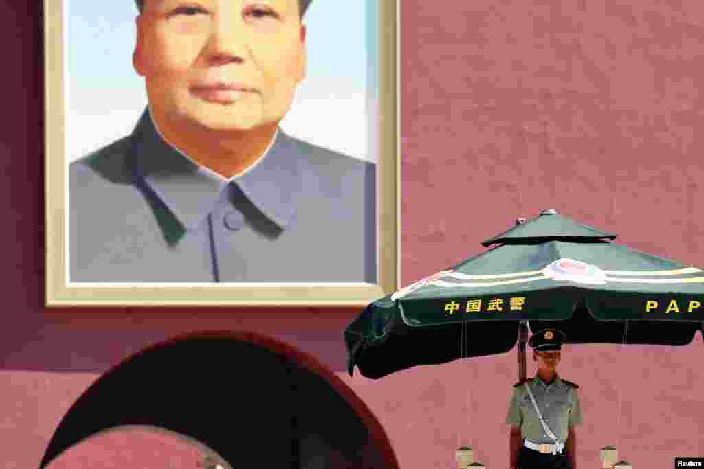 2018年6月4日，北京天安门前，一位武警在毛泽东肖像下站岗。