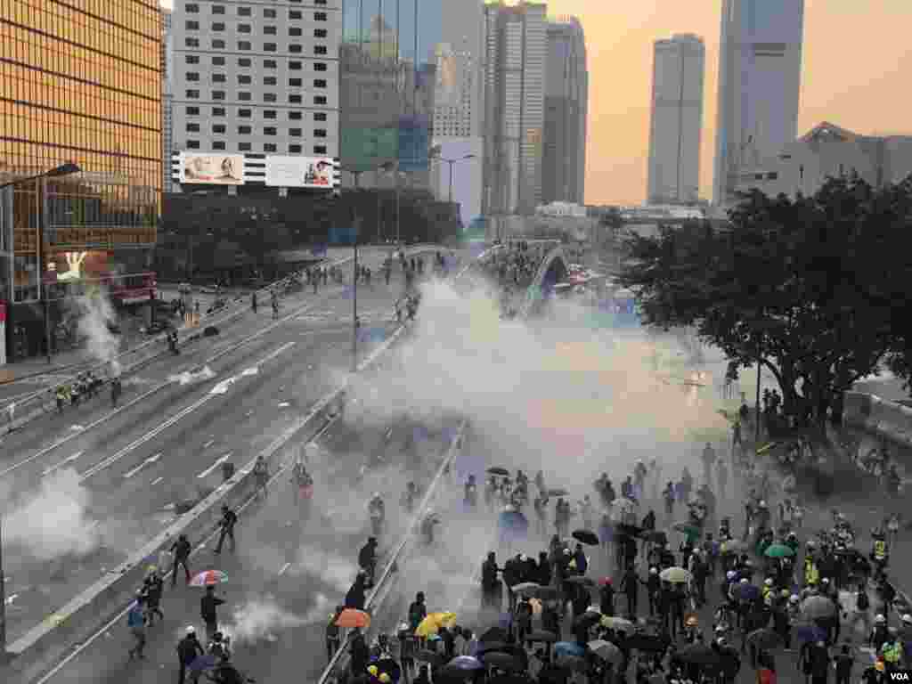 香港警方在政府总部外夏悫道施放多次催泪弹清场。 (2019年9月15日)
