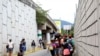 Migrantes venezolanos, entre ellos varios menores de edad, caminan hacia un punto fronterizo con Colombia, en el municipio San Cristóbal, Venezuela, el 12 de octubre de 2020.