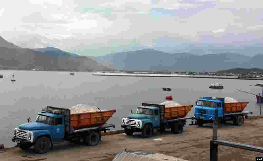 Xe tải chở chất silicat tại cảng Cam Ranh. (D. Schearf/VOA)