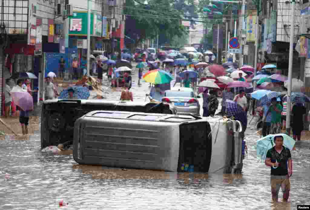 2016年6月14日，广西柳州街道上，积水，翻车，行人。