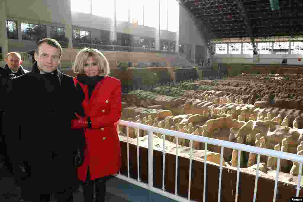 2018年1月8日,法国总统马克龙和夫人布丽吉特·马克龙(Brigitte Macron)在中国陕西省西安市参观著名的兵马俑。