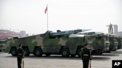 在北京举行的纪念中国共产党成立70周年的阅兵式上，运载DF-17弹道导弹的中国军车（2019年10月1日）。