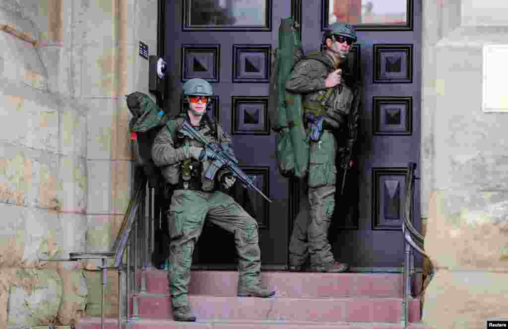 Lực lượng cảnh sát hoàng gia Canada RCMP canh gác trước tòa nhà văn phòng làm việc của Quốc hội Canada tại Ottawa. 