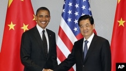 美国总统奥巴马（左）3月26日在韩国首都首尔与中国国家主席胡锦涛会晤