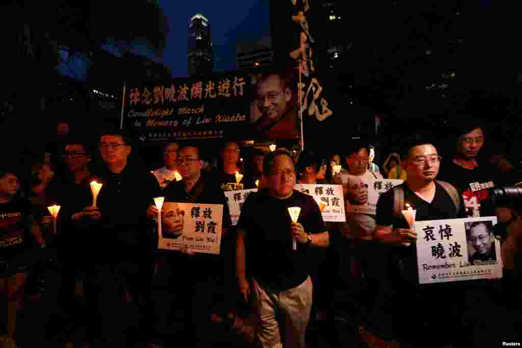 香港示威者手持烛光，举行悼念刘晓波游行（2017年7月15日）