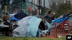 图为在加州奥克兰无家可归者营地里居住的人们。（2020年3月19日）