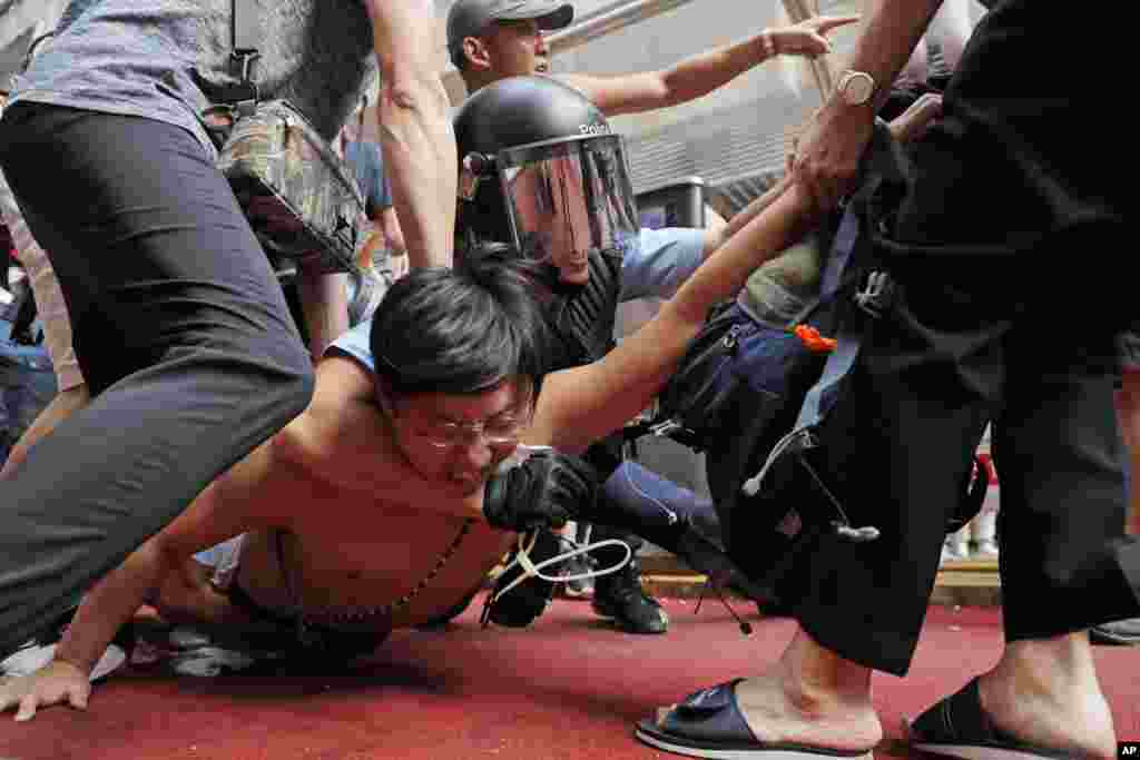 亲中国人士与反政府抗议人士在香港九龙湾的淘大商场外争执打斗之后,警察拘捕一名男子。(2019年9月14日)