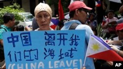 资料照：菲律宾民众在马尼拉中国总领馆前抗议中方行径（2019年6月12日）