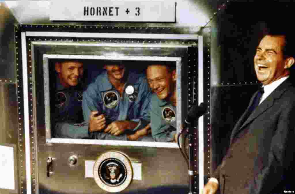 Ba phi hành gia trên phi thuyền Apollo 11 cùng cười với Tổng thống Richard Nixon trên chiến hạm USS Hornet ngày 24/7/1969. Tổng thống Nixon có mặt trên chiến hạm để chào mừng toán phi hành