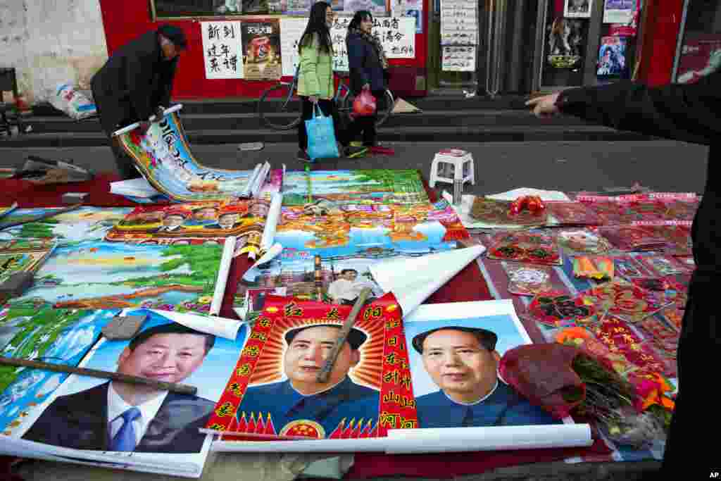 在中国山西省古交的一条街上摆摊出售的习近平、毛泽东等中国5位最高领导人的肖像(2015年2月5日)。中共中央十九届二中全会1月19号闭幕。会议审议通过了《中共中央关于修改宪法部分内容的建议》,建议将“习近平新时代中国特色社会主义思想”写入宪法。习近平将成为毛之后又一个把其统治理念载入宪法的领导人。