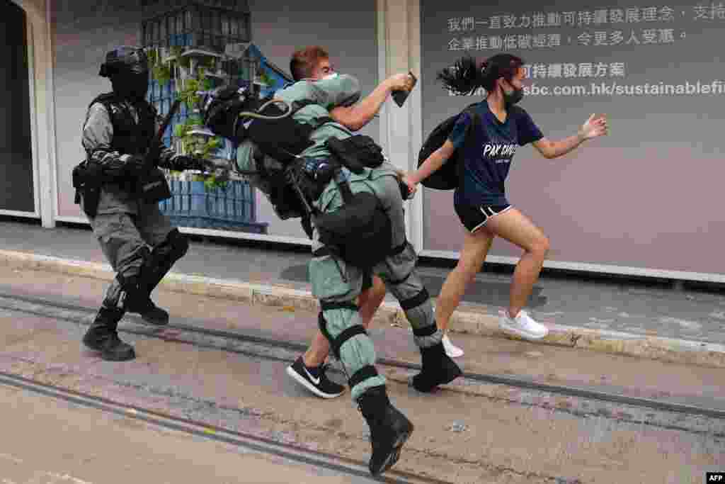 10月5日,在中环遮打花园附近有防暴警察截查戴口罩的示威民众。其中有一男一女被带到路边,引起现场示威者指骂并高呼“放人”。