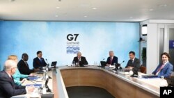 2021 年 6 月 12 日，英国首相鲍里斯·约翰逊（中）和其他七国集团领导人在英国康沃尔举行的峰会上合影。