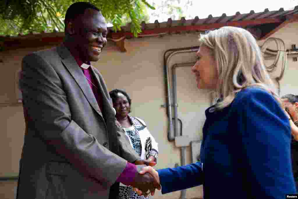 Bà Clinton bắt tay Đức giám mục Elias Taban ở thủ đô Juba, 3 tháng 8, 2012.
