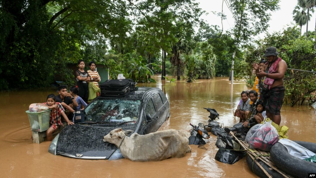 ပဲခူးတိုင်း တောင်ငူမြို့မှာ ကယ်ဆယ်ရေးလှေကိုစောင့်ဆိုင်းနေကြတဲ့ ရေဘေးဒဏ်သင့် ဒေသခံများကိုတွေ့ရစဉ် (စက်တင်ဘာ ၁၄၊ ၂၀၂၄)