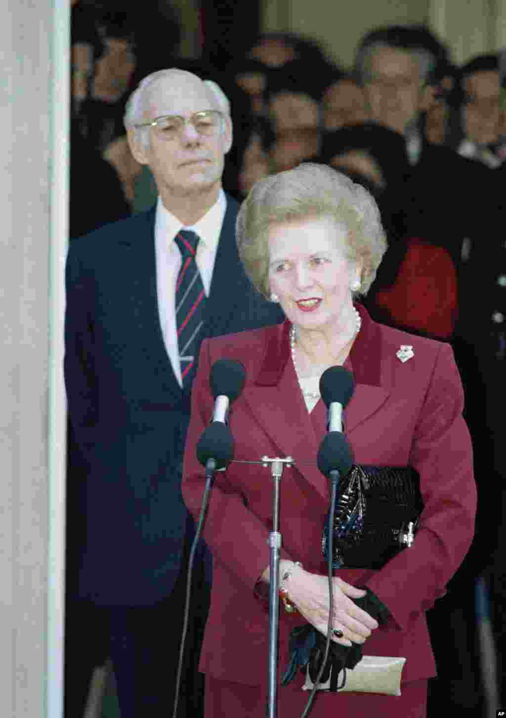 Có phu quân bên cạnh, Thủ tướng Thatcher đưa ra tuyên bố với báo chí tại dinh Thủ tướng trước khi đến điện Buckingham để từ chức, 28/11/1990.